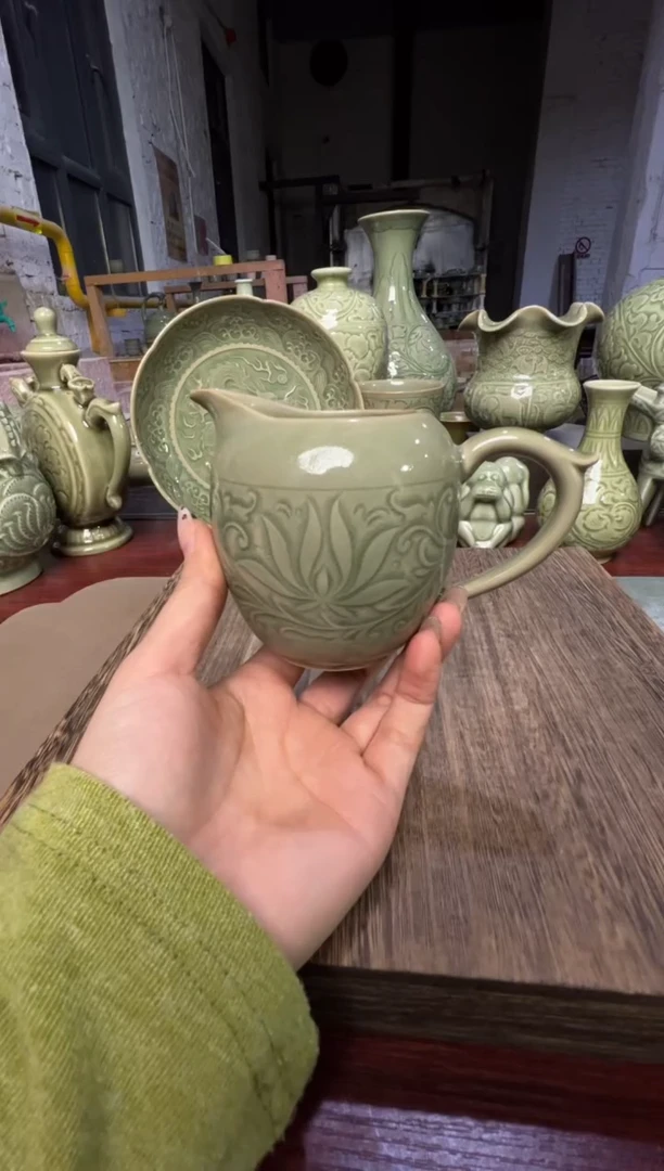 耀州窑莲纹鹰嘴公道杯