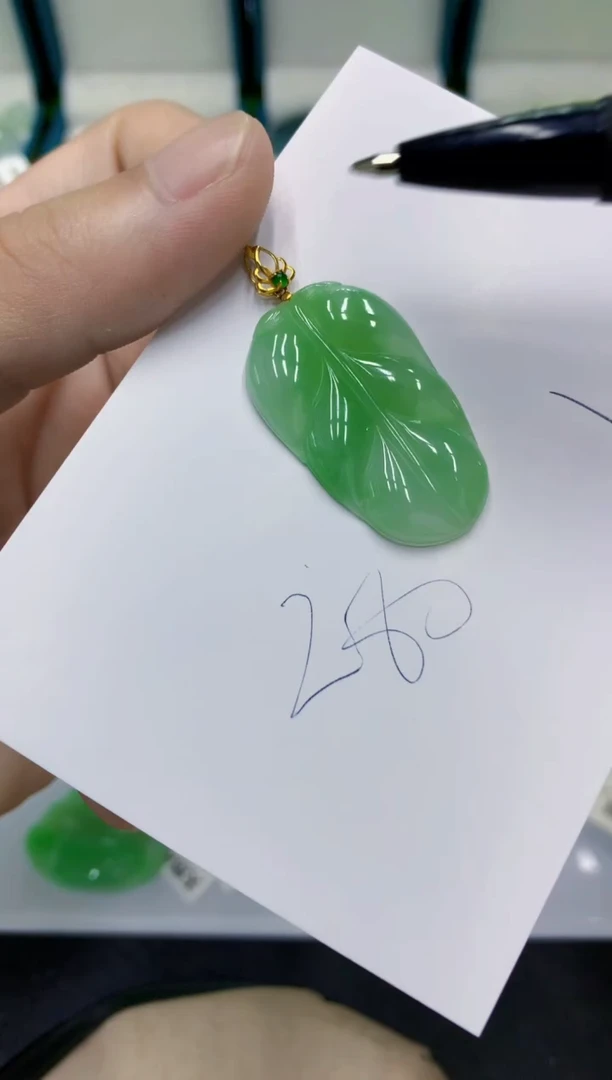 颈饰18K金镶嵌翡翠翡翠