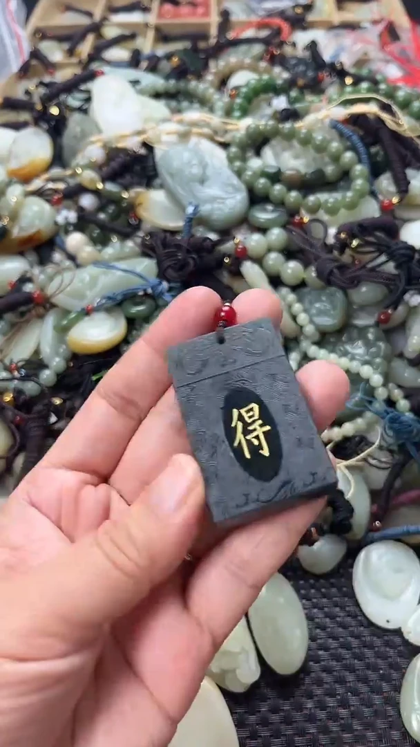 和田玉未镶嵌颈饰（多样性发一件）没有证书有瑕