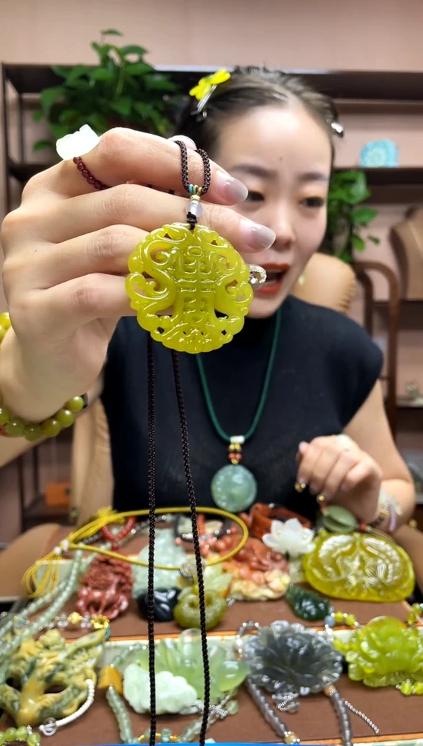 未镶嵌岫玉吊坠多样性发货发其中之一