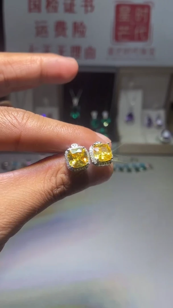 铂Pt950镶嵌耳饰钻石80