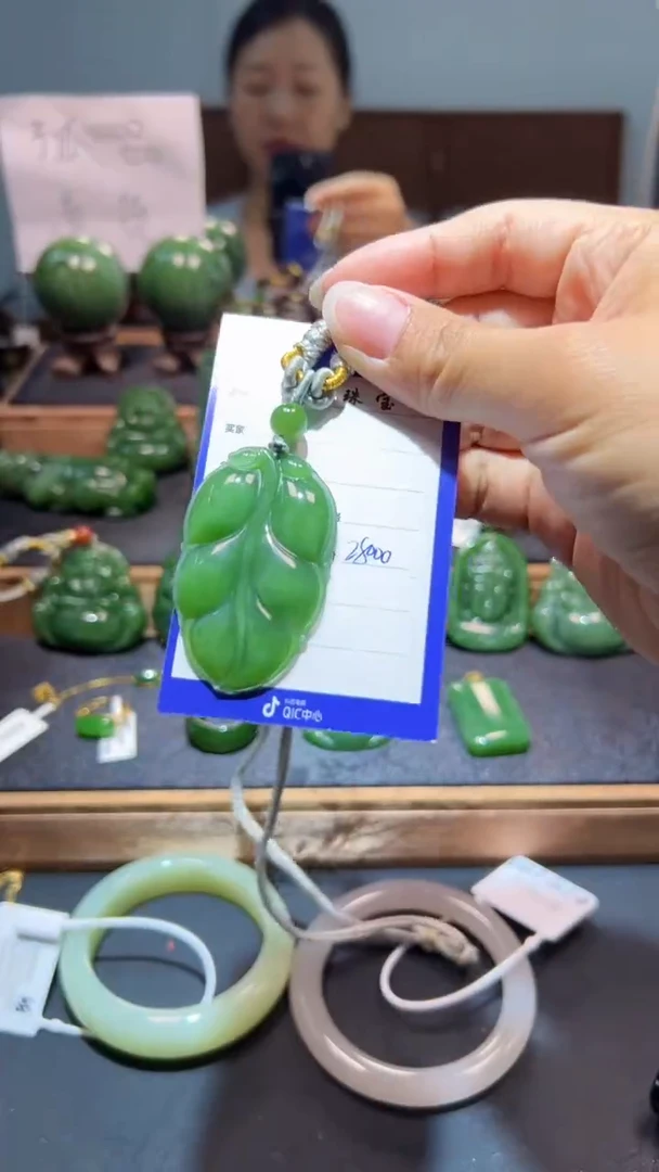 颈饰未镶嵌和田玉（碧玉）1