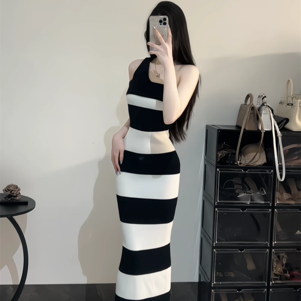 条纹斜肩针织连衣裙女春季纯欲风温柔气质修身显瘦背心包臀长裙