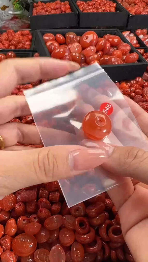 南红玛瑙未镶嵌颈饰1