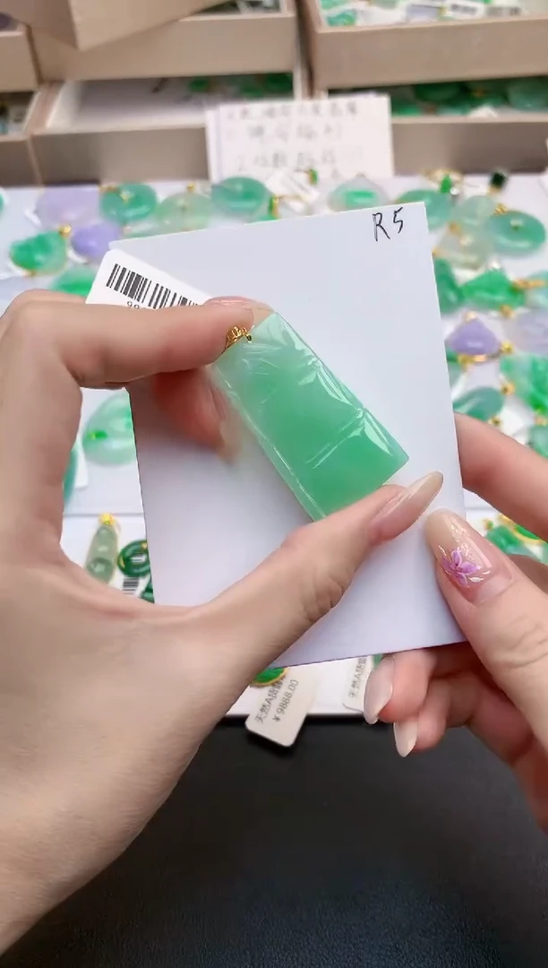 颈饰18K金镶嵌翡翠天然缅甸A货翡翠