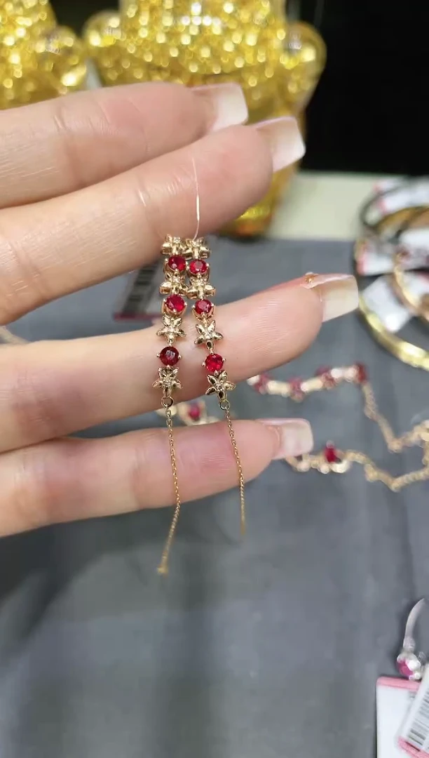 18K金镶嵌天然红宝石耳饰