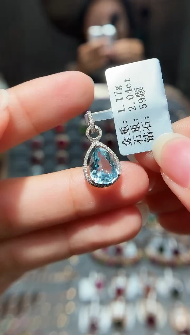 18K金镶嵌颈饰海蓝宝石2.04.