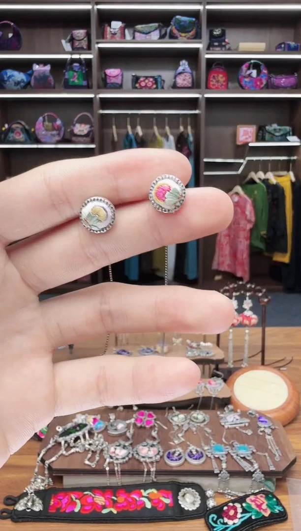 织绣91蒙阿苏苗绣传承店