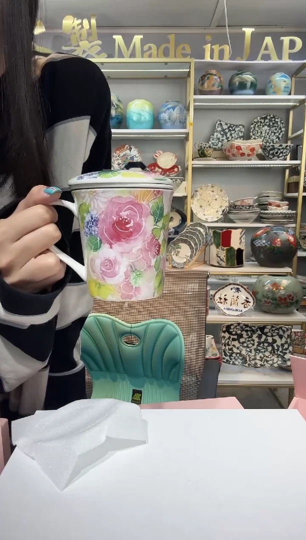 瓷和蓝带盖马克杯一只