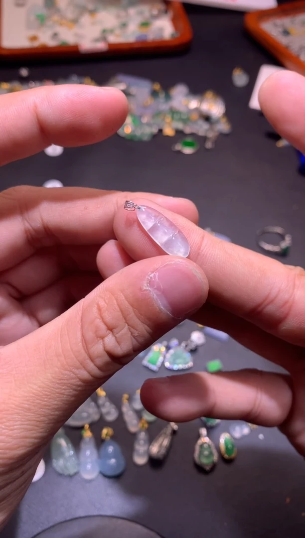 【闪购商品】翡翠吊坠(不含链)18K金镶嵌1