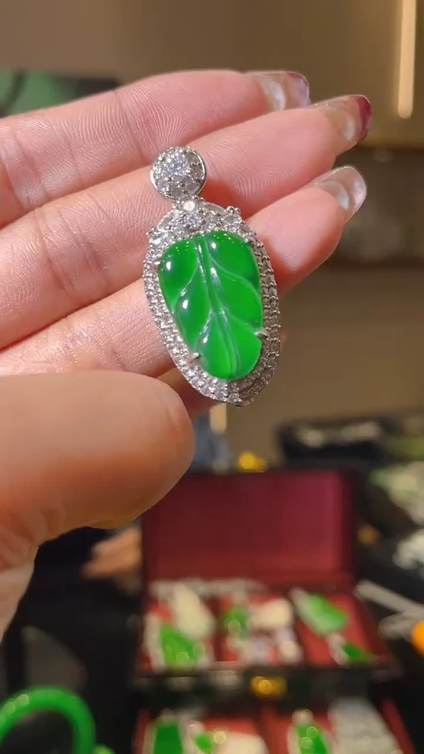 【闪购商品】翡翠吊坠(不含链)银S925镶嵌天然翡翠A货