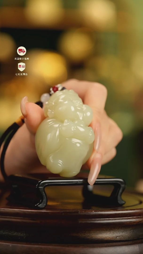 云南石竹叶青雕刻：丰盈在握手把件