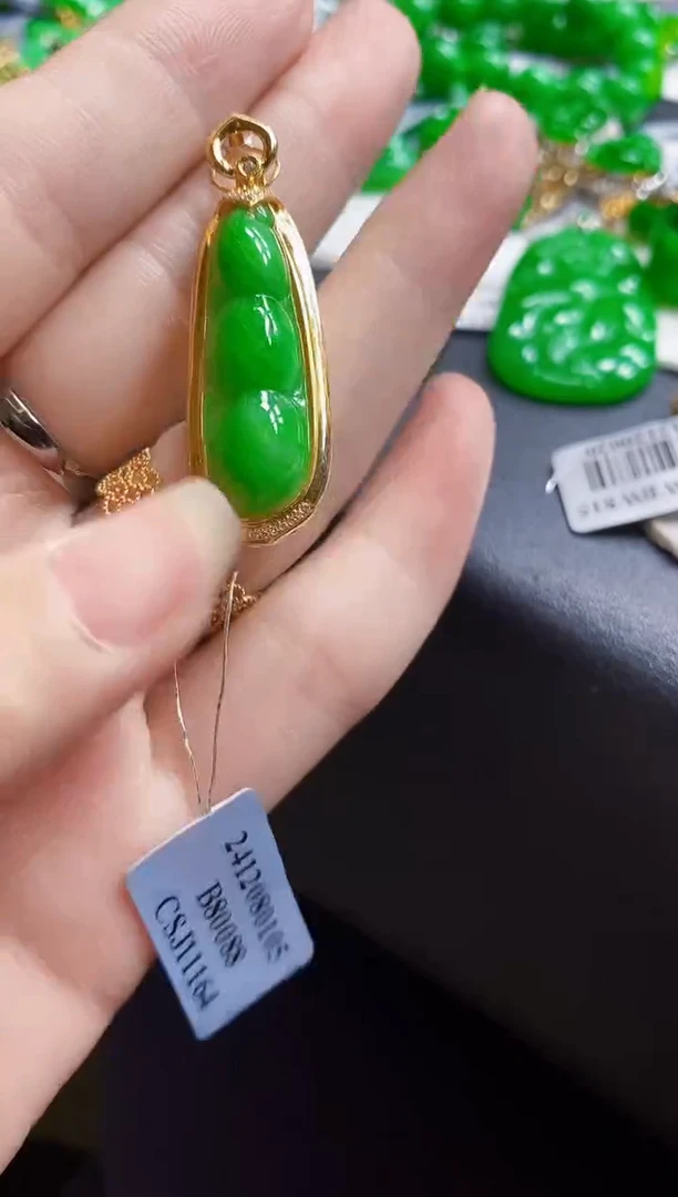 翡翠18K金镶嵌颈饰豆