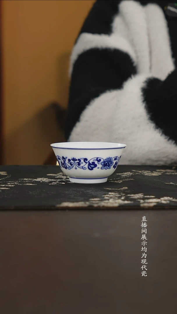 杯子瓷滑石子青花缠枝发口杯