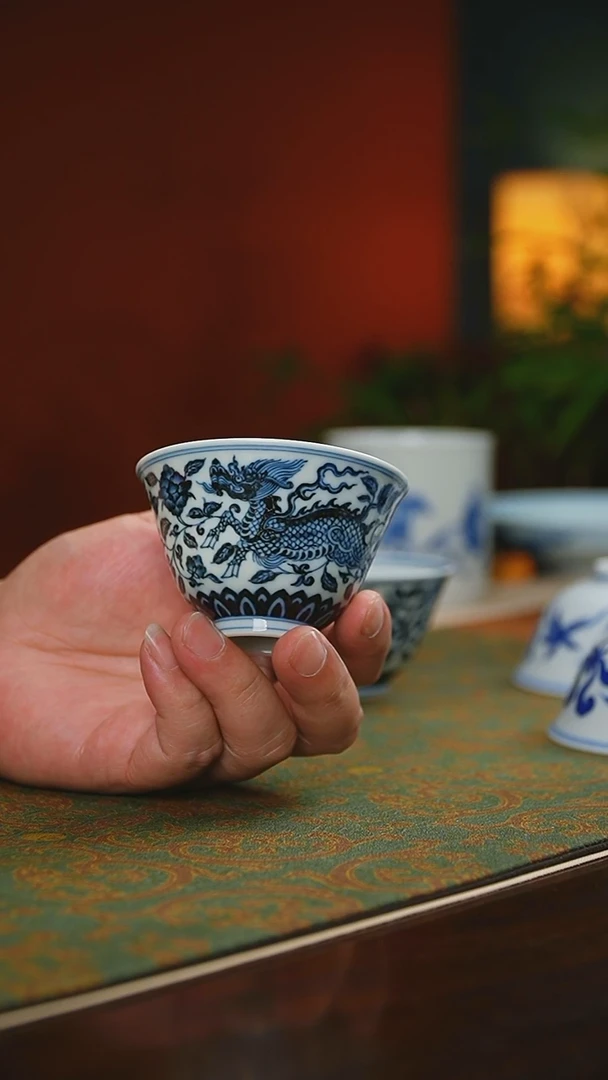 手工手绘仿明青花麒麟追凤薄胎主人杯