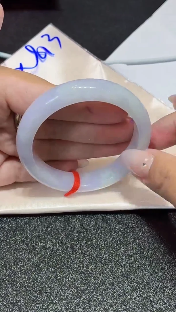 翡翠手镯未镶嵌翡翠手镯