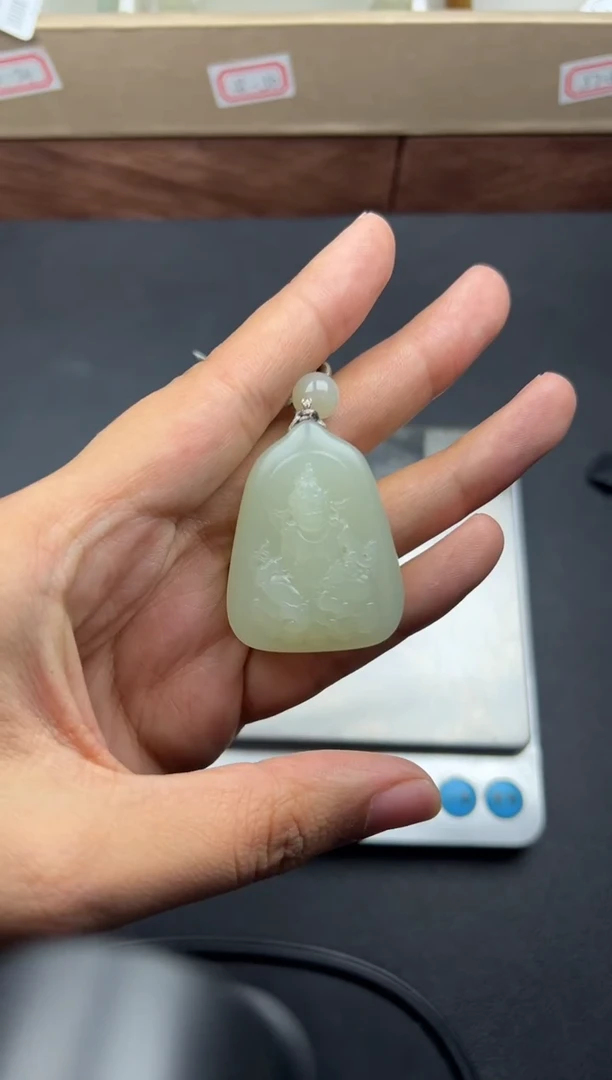 吊坠(赠链)未镶嵌和田玉且末微色差迪克兰一细吊坠