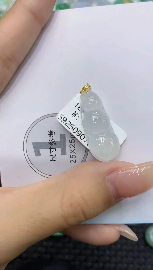颈饰18K金镶嵌翡翠111111111111