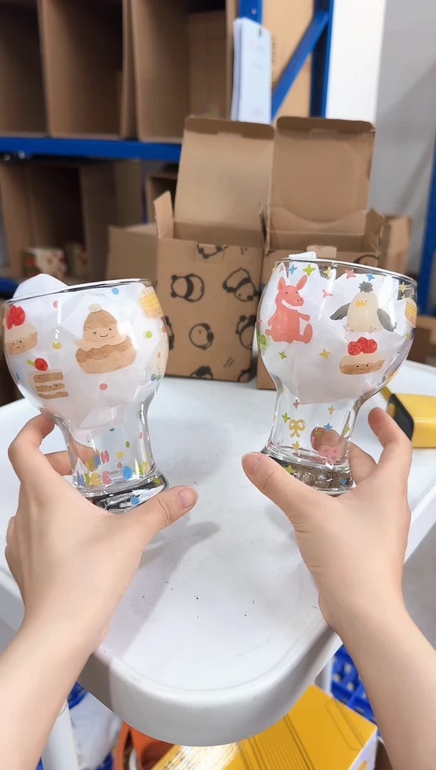 瓷片动物和蛋糕果汁冷饮杯