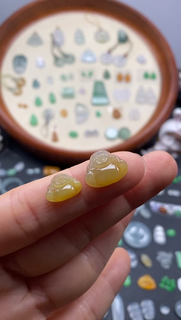 颈饰未镶嵌翡翠黄翡佛公1对/芬