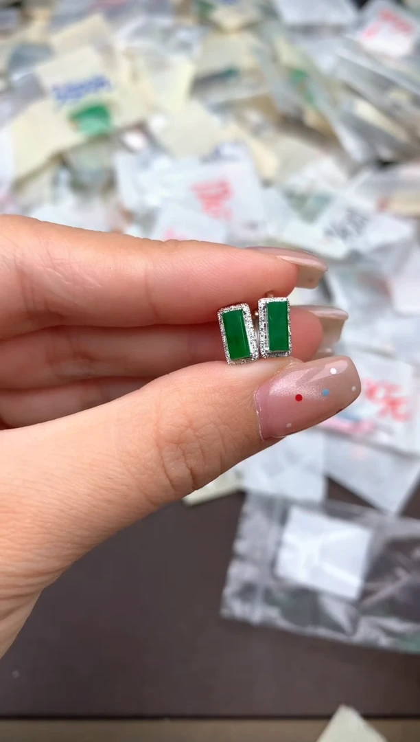 18K金镶嵌挂件翡翠一