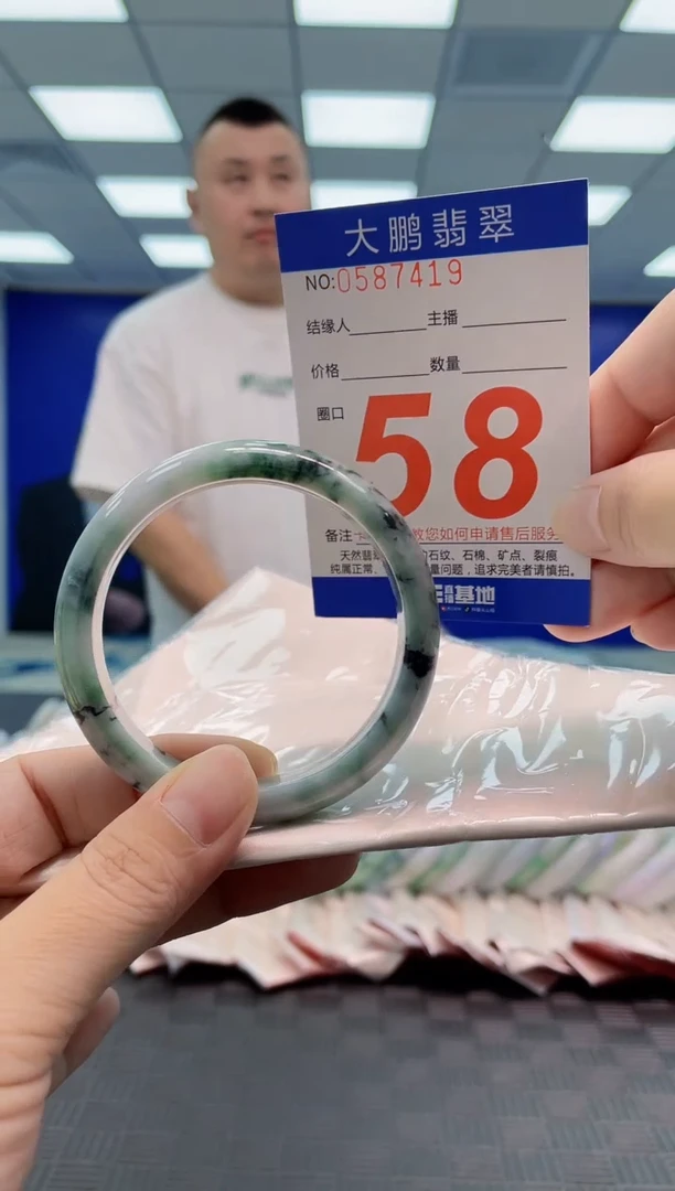 翡翠手镯未镶嵌AAAAAAAA