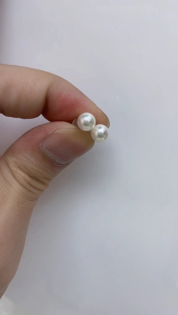 18K金镶嵌海水珍珠耳饰