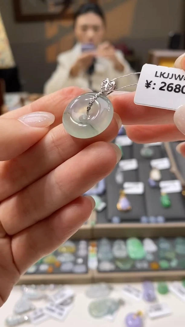 颈饰18K金镶嵌翡翠平安扣