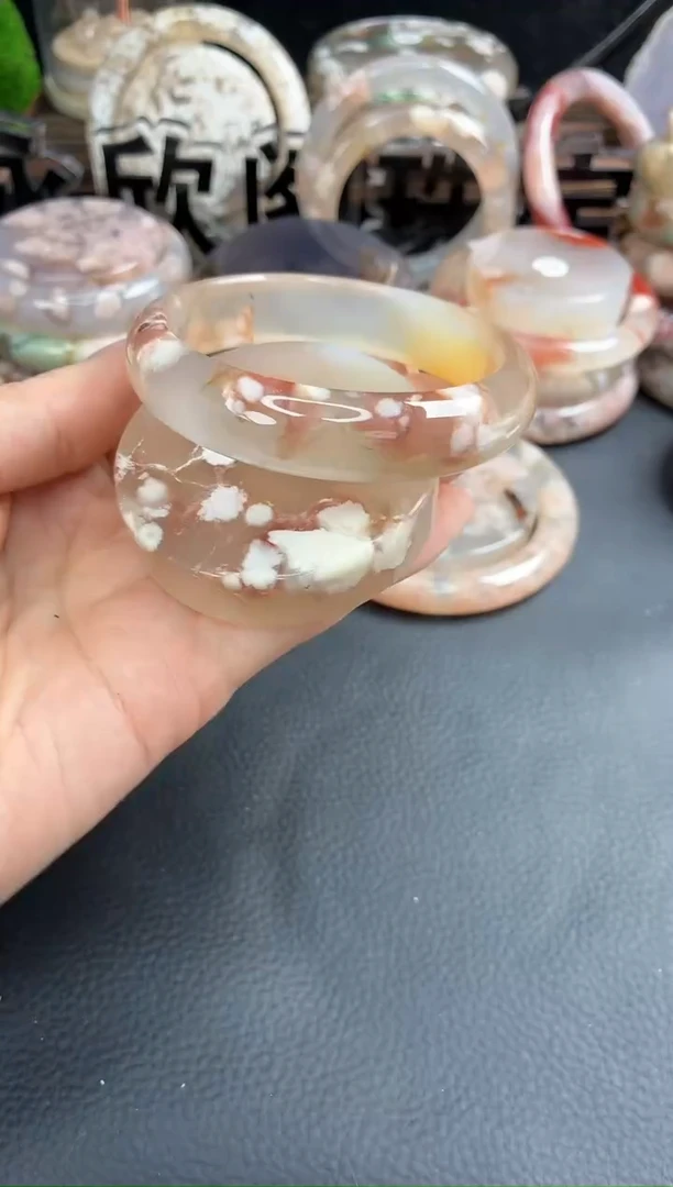 未镶嵌手镯（圆镯）石英质玉56