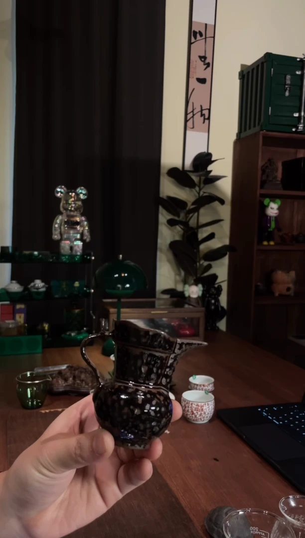 咖啡色小公道杯...