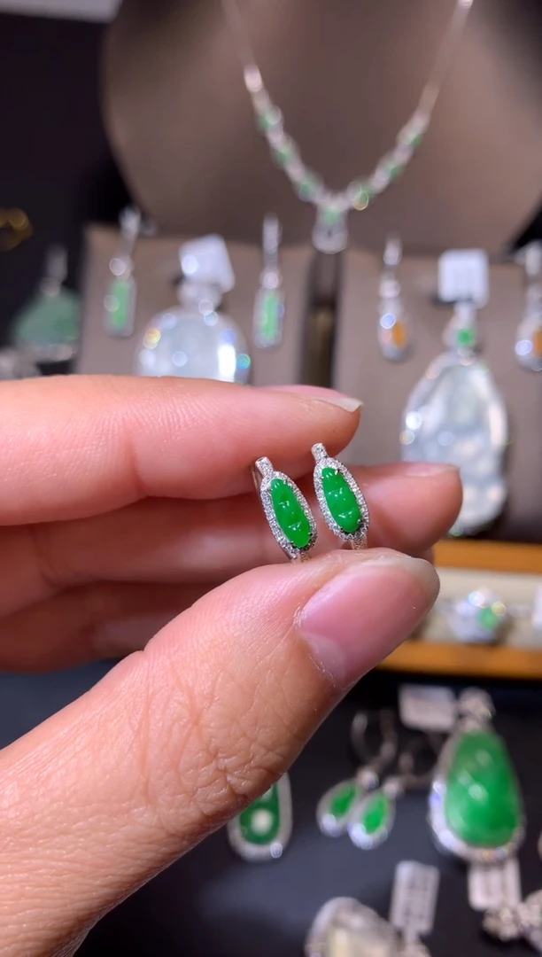 【闪购商品】翡翠吊坠(不含链)18K金镶嵌耳饰