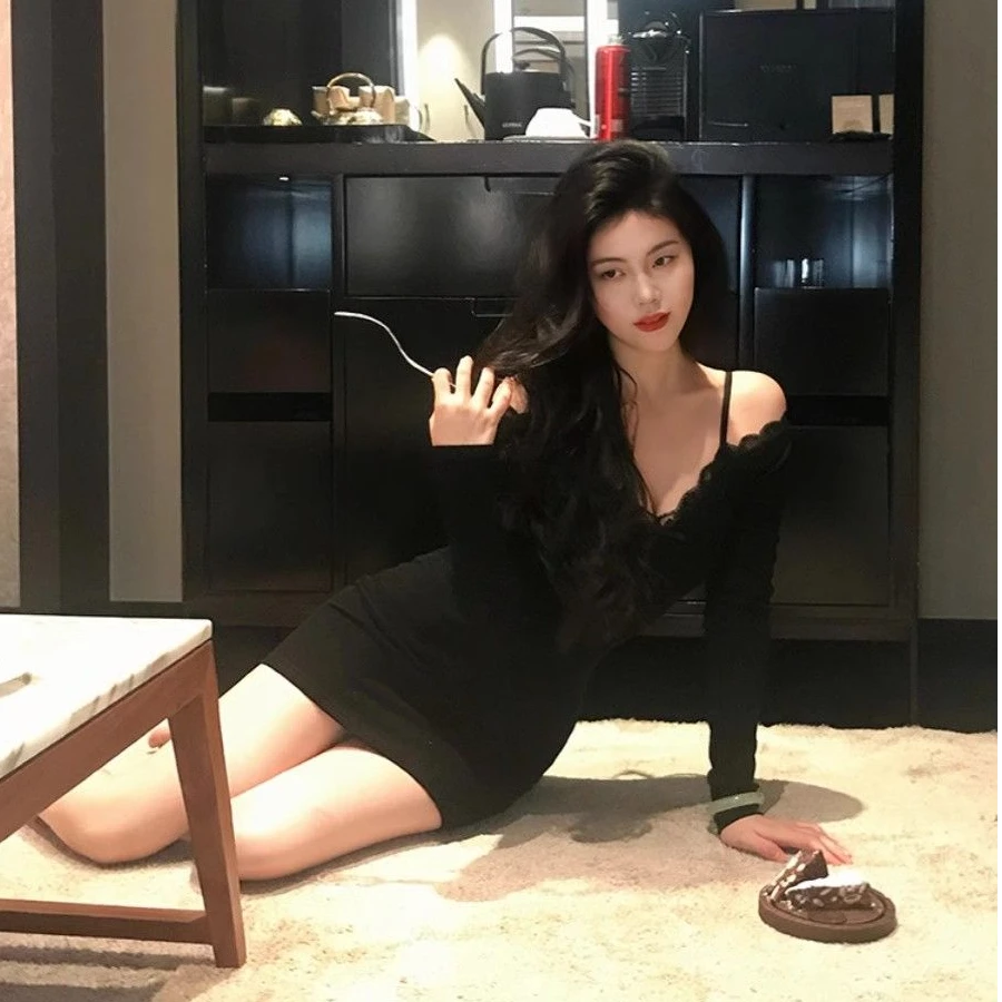 纯欲性感蕾丝长袖连衣裙女春季新款小众设计感修身掐腰包臀短裙子