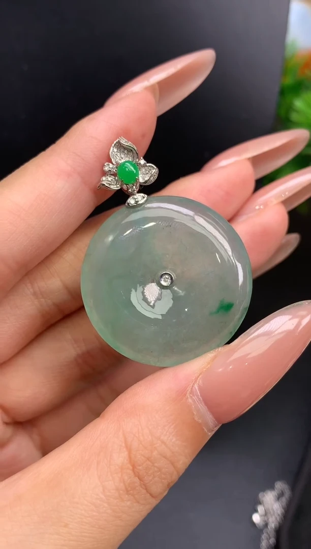 颈饰18K金镶嵌翡翠平安扣