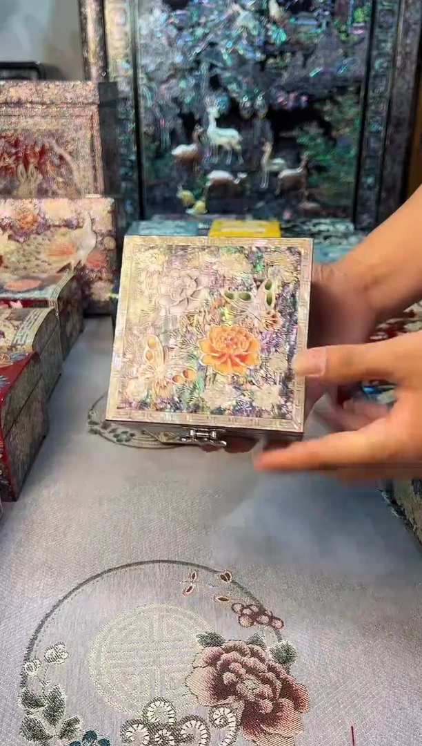 红底白边··弘贝雅螺钿漆器文化馆