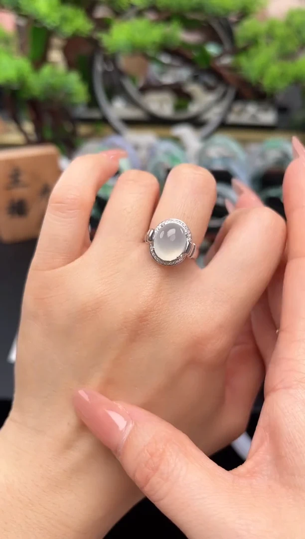 18K金镶嵌戒指翡翠戒指