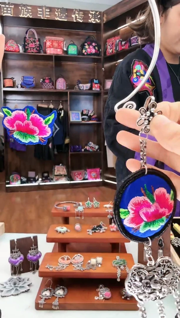 【闪购商品】织绣L30蚩梦苗族古绣