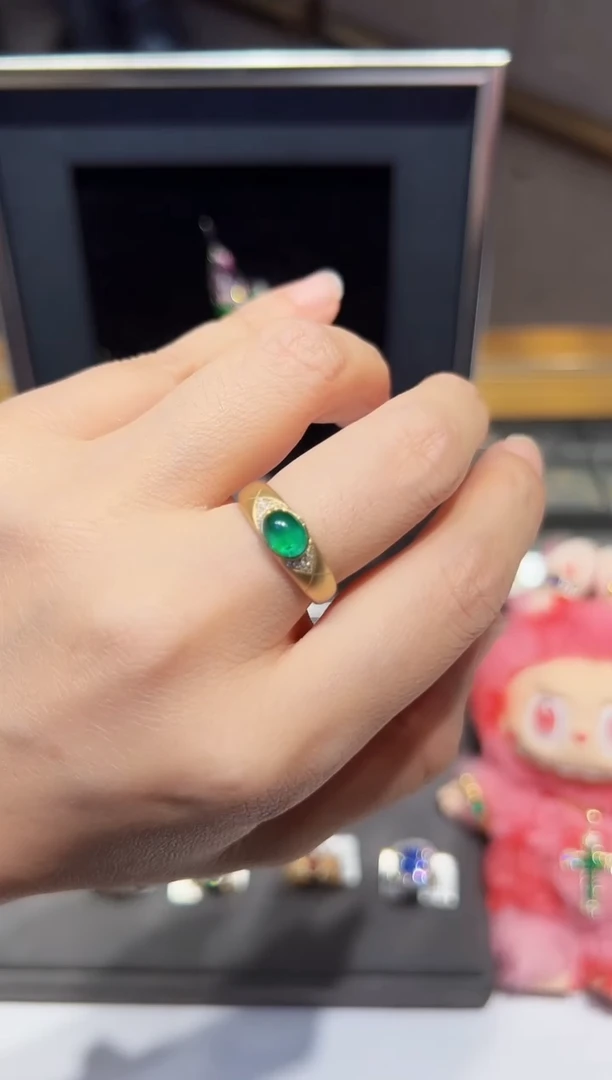 18K金镶嵌戒指祖母绿戒指