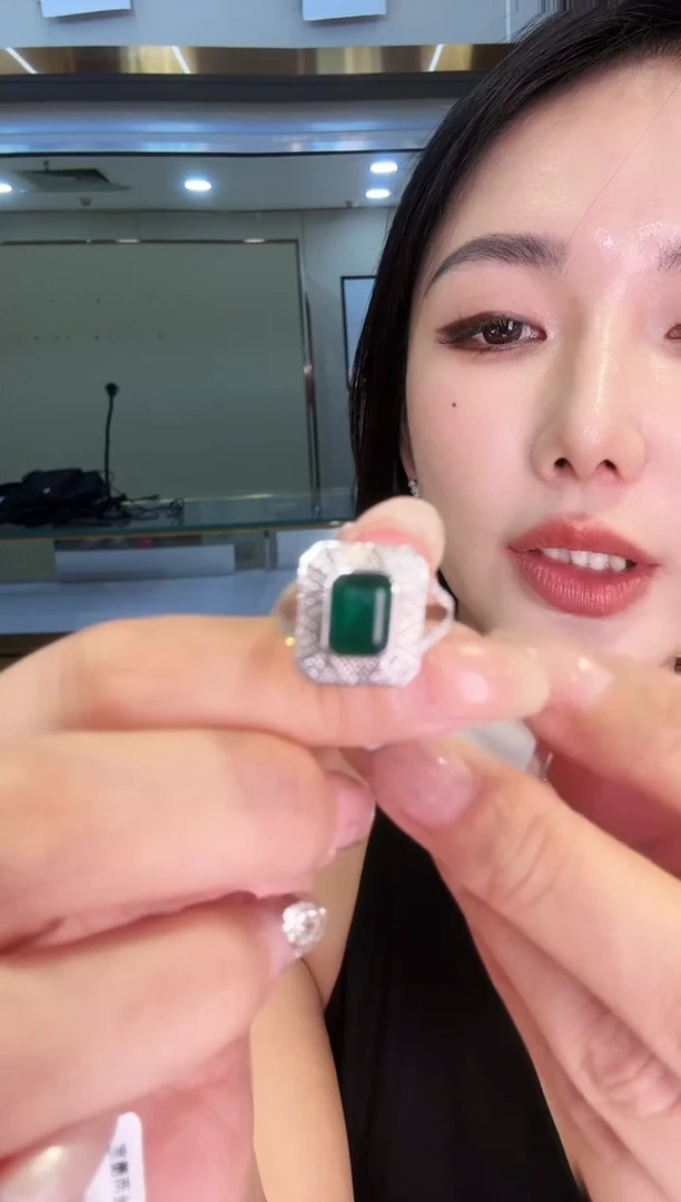 18K金镶嵌戒指祖母绿1.50ct  吉尔德大证