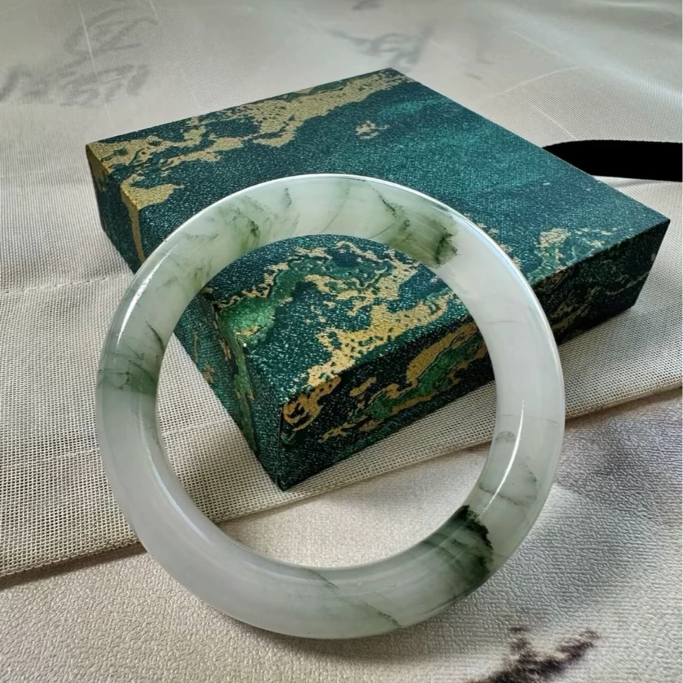 天山翠石英质玉手镯未镶嵌编号：a144