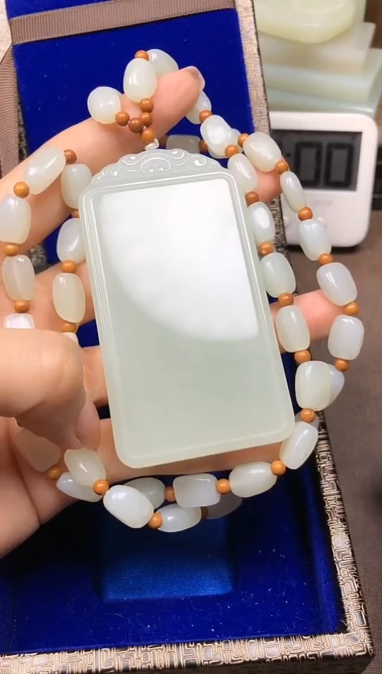 和田玉未镶嵌颈饰蚂蚁