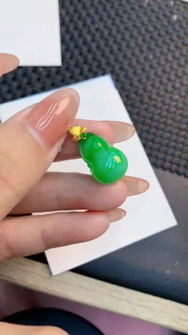 翡翠18K金镶嵌颈饰           1