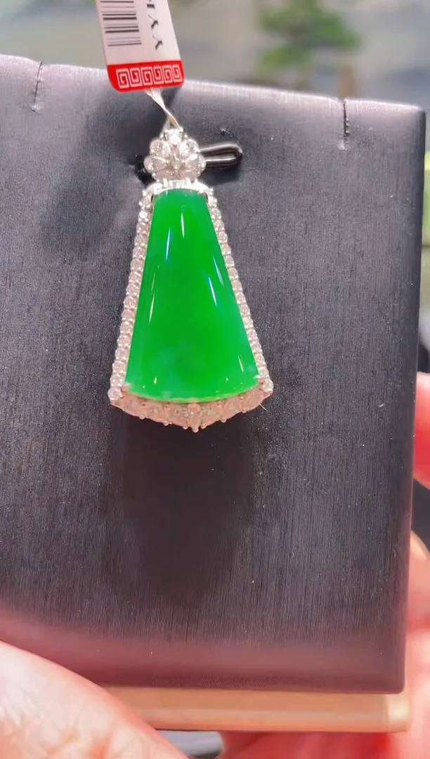 翡翠18K金镶嵌颈饰翡翠A68