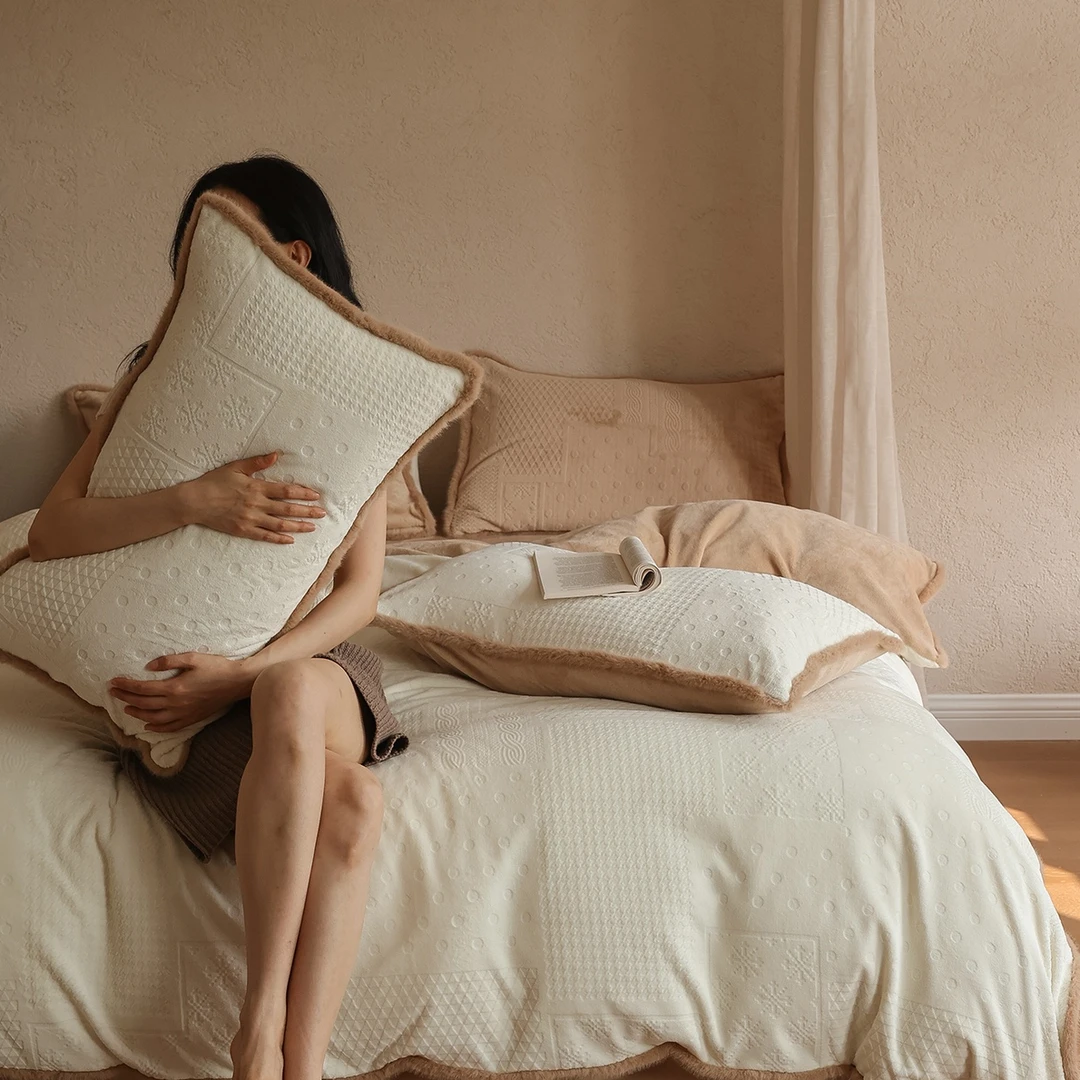 雪屿织梦-2026新款雕花牛奶绒毛边款雕花简约高级纯色加厚四件套