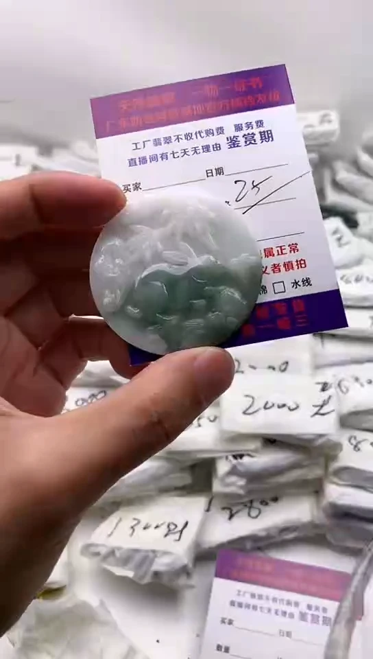 翡翠未镶嵌颈饰兔子【品质一般介意慎拍】