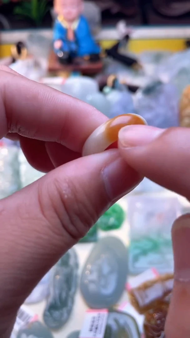 翡翠未镶嵌颈饰戒