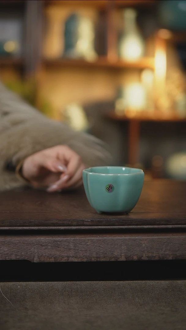 【闪购商品】杯仿古青绿三足百合杯瑕95