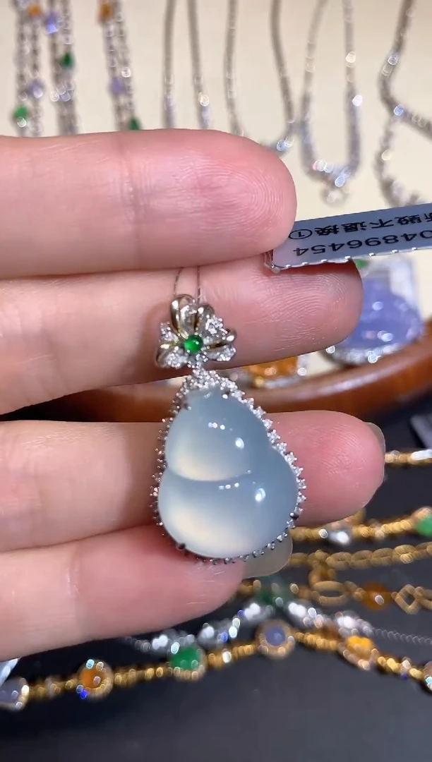 颈饰18K金镶嵌翡翠吊坠