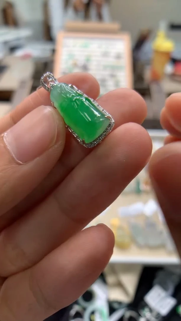 颈饰18K金镶嵌翡翠竹节