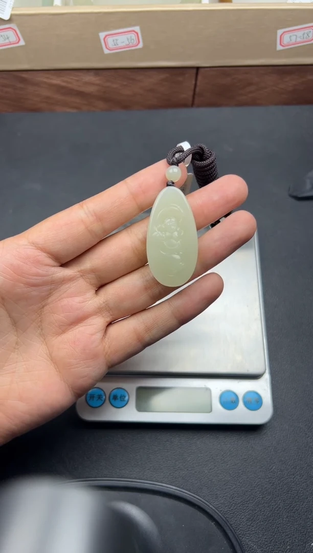 吊坠(赠链)未镶嵌和田玉且末微色差迪克兰一细吊坠