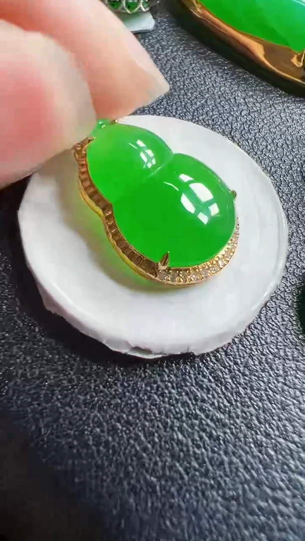 颈饰18K金镶嵌翡翠葫芦